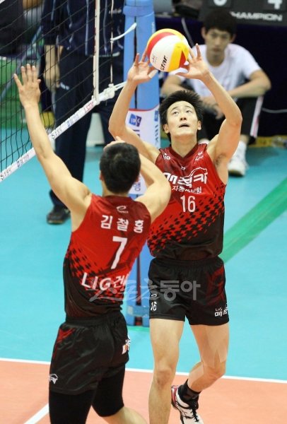 세터는 경기 도중 감독을 대신해 작전권한을 갖고 있어 플레이에서 차지하는 비중이 절대적이다. 아무리 뛰어난 공격수도 좋은 토스가 없으면 무용지물이다. LIG손해보험 세터 황동일(오른쪽)이 토스하는 장면. 스포츠동아DB