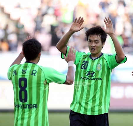 올 시즌 30경기에서 67골을 몰아친 전북의 ‘닥공 축구’가 팬들을 열광시키고 있다. 10월 3일 전북과 상주의 경기에서 에닝요가 골을 넣은 뒤 이동국(오른쪽)의 축하를 받고 있다. 스포츠동아DB