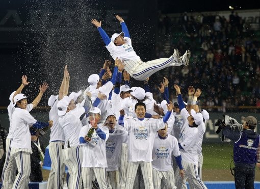 한국시리즈 우승을 한 삼성 선수들이 류중일 감독을 헹가래치고 있다. 잠실｜국경원 기자 onecut@donga.com 트위터 @k1isonecut