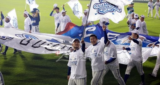 한국시리즈 우승을 차지한 삼성 선수들이 그라운드를 돌고 있다. 잠실｜임진환 기자 photolim@donga.com 트위터@binyfafa