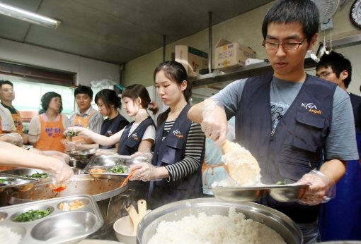 한국마사회가 노사합동 사회공헌프로젝트를 진행한다. 한국마사회 노사는 경기도 안양시 평촌역에서 독거노인, 노숙자를 대상으로 매주 
목요일 점심식사를 제공할 계획이다. 한국마사회 사내 봉사단체인 KRA엔젤스 회원들이 급식 봉사를 하고 있다.사진제공｜한국마사회