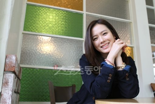 배우 손예진은 새 영화 ‘오싹한 연애’에서 제대로 된 연애한번 못해본 여자 여리를 연기한다. 그는 실제로 달콤한 사랑을 꿈꾸고 있다. 국경원 기자 onecut@donga.com 트위터 @k1isonecut