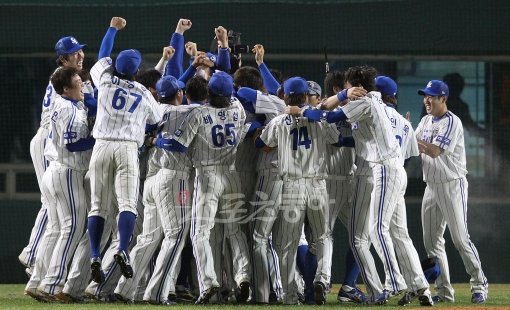 정규시즌에 이어 한국시리즈 우승까지 달성한 뒤 환호하는 삼성 선수들. 하지만 우승의 여운을 즐길 겨를이 없다.
한국·일본·대만·호주 리그 챔피언이 겨루는 아시아시리즈 우승으로 ‘트리플 크라운’을 달성하겠다는 목표가 있어서다. 임진환 기자 photolim@donga.com 트위터@binyfafa