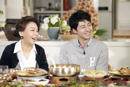 작품을 통해 쌓은 김수미와의 인연 때문에 데뷔 후 처음으로 토크쇼 ‘쑈킹’의 게스트로 출연한 조인성(오른쪽). 사진제공|채널A