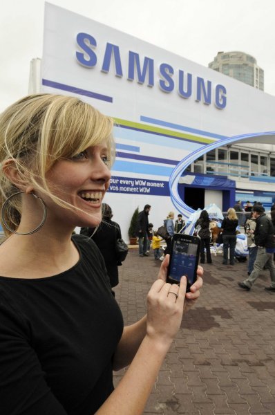 캐나다 여성이 2010밴쿠버동계올림픽 당시 삼성홍보관 앞에서 무선올림픽 정보프로그램 WOW를 시연해보고 있다. 사진제공|삼성전자