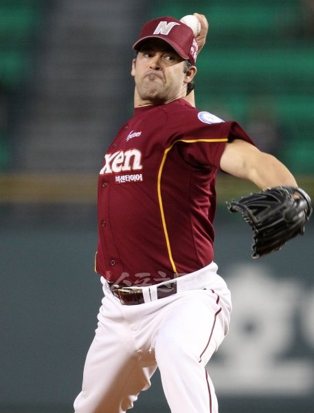 넥센 용병 나이트가 2012시즌에도 선발투수로 뛴다. 넥센은 투수 2명으로 내년 시즌 용병 진용을 재구성할 계획이다.스포츠동아DB