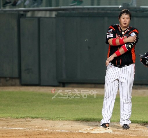 이대호는 평생 롯데맨으로 남을까. 롯데의 구애가 끈질기지만 아직 이대호의 마음은 알 수가 없다. 이제 모든 것은 19일로 예정된 마지막 협상에서 판가름 날 것이다. 스포츠동아DB