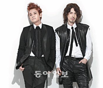 최근 정규 5집 ‘전국 제패’를 발표한 ‘노라조’ 조빈, 이혁(왼쪽부터)은 “이번 앨범의 콘셉트는 아이돌 따라잡기”라며 “멋스럽게 가자는 게 모토”라고 말했다. 위닝인사이트 제공