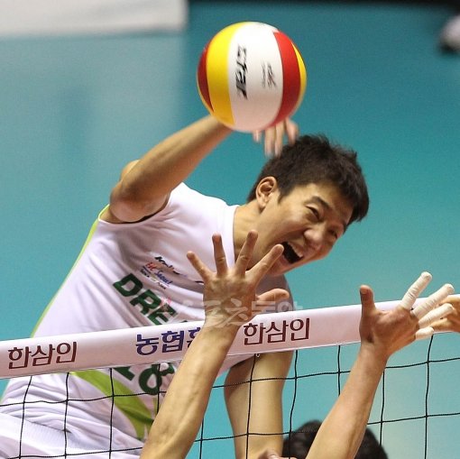 드림식스 센터 신영석은 서브에서도 위력을 발휘하며 팀의 상승세를 이끌고 있다. 지난달 삼성화재와의 경기. 스포츠동아DB