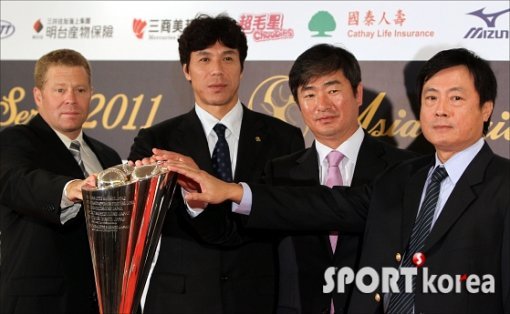 23일 대만 타이중 스플렌더 호텔에서 열린 2011 아시아시리즈 4개국 감독 기자회견에서 호주 퍼스 히트의 부르크 나이트, 일본
소프트뱅크 아키야마 고지, 삼성 류중일, 대만 퉁이 루원셩 감독(왼쪽부터)이 우승 트로피에 함께 손을 올리고 선전을 다짐했다. 사진제공|스포츠코리아