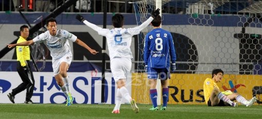 23일 수원월드컵경기장에서 열린 2011 K리그 챔피언십 준플레이오프 수원삼성 대 울산현대 경기에서 울산현대 김신욱이 전반전 선제골을 성공시킨 후 환호하고 있다. 수원 | 김종원기자 won@donga.com 트위터 @beanjjun