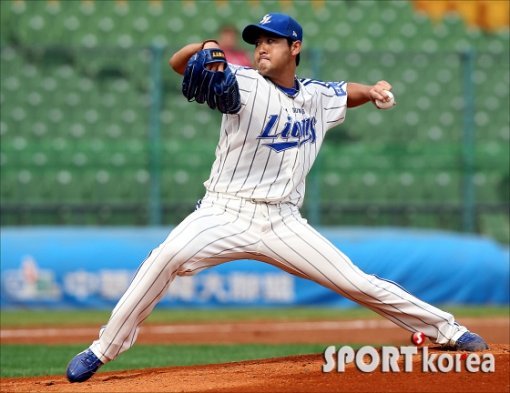 2011 아시아시리즈 정상에 도전하는 한국시리즈 우승팀 삼성 라이온즈가 25일 오후 대만 타이중 인터컨티넨탈 야구장에서 호주 챔피언 퍼스 히트와 예선 1차전 경기를 가졌다. 삼성 선발투수 장원삼이 힘차게 볼을 던지고 있다. 사진제공|스포츠코리아