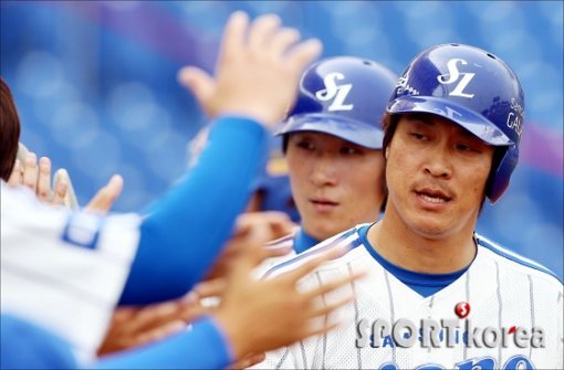 삼성 신명철이 8회말 2사 만루에서 좌월만루홈런을 터트린 후 동료들과 하이파이브를 하고 있다. 사진제공｜스포츠코리아