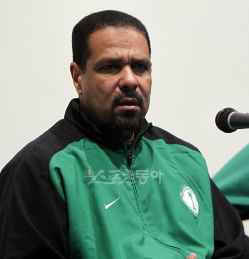 27일 서울 상암월드컵경기장에서 사우디아라비아와 경기를 앞두고 요세프 안바라 사우디 감독이 기자회견을 갖고 있다. 파주｜박화용 기자 inphoto@donga.com 트위터 @seven7sola