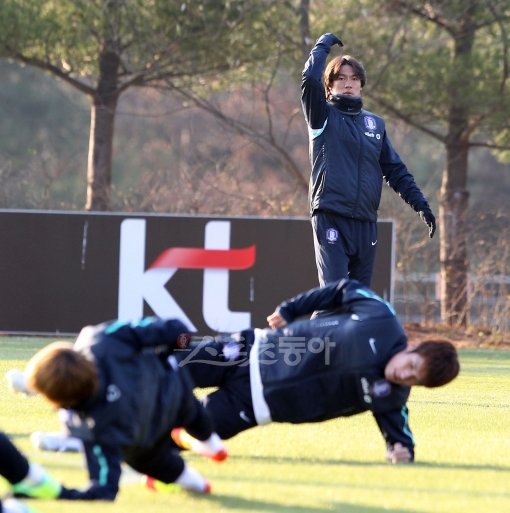 홍명보 올림픽대표팀 감독(위)이 25일 파주NFC에서 선수들의 훈련 모습을 지켜보며 격려하고 있다. 홍 감독은 27일 열릴 사우디아라비아전을 조직력으로 승리하겠다고 밝혔다. 파주｜박화용 기자 inphoto@donga.com 트위터@seven7sola