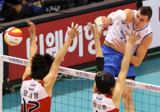 삼성화재 가빈 슈미트(오른쪽)가 27일 열린 KEPCO와 경기에서 임시형과 방신봉의 블로킹 벽 사이로 강력한 스파이크를 내리 꽂고 있다.  대전｜김종원 기자 won@donga.com 트위터 @beanjjun