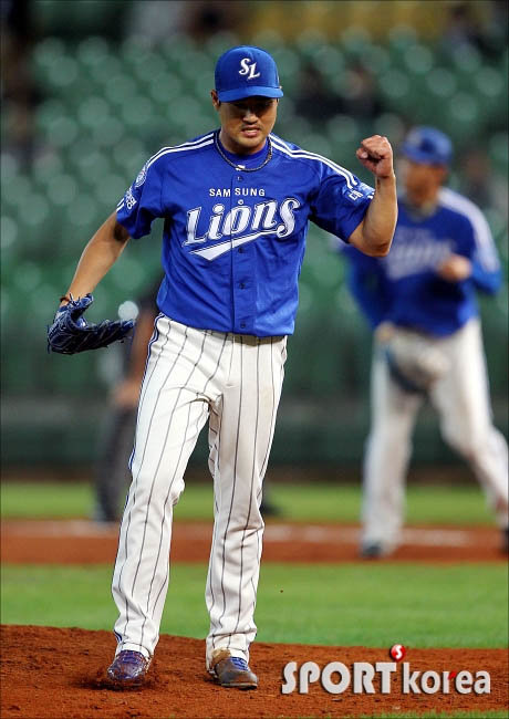 삼성의 아시아시리즈 우승 주역 장원삼이 5회말을 마치고 역동적인 포즈를 취하며 덕아웃으로 귀환하고 있다. 사진제공｜스포츠코리아