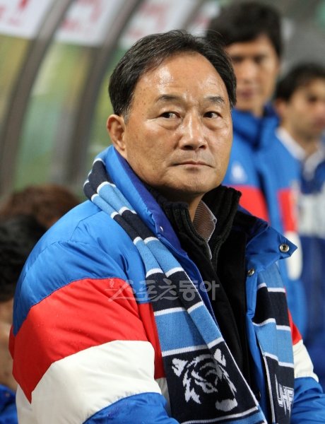 30일 저녁 울산 문수월드컵경기장에서 열린 프로축구 2011K-리그 챔피언십 울산현대와 전북현대의 경기에서 최강희 전북 현대 감독이 경기를 지켜보고 있다. 울산ㅣ박화용 기자 inphoto@donga.com 트위터 @seven7sol
