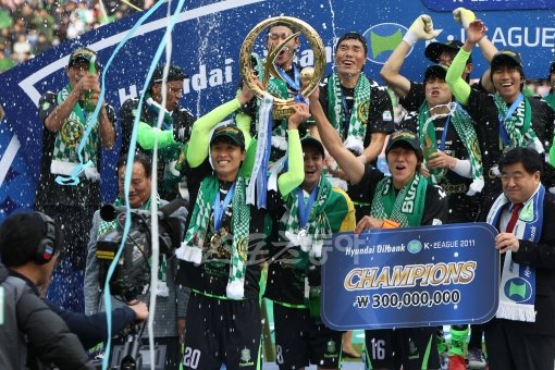 12월 4일 오후 전주월드컵경기장에서 열린 프로축구 2011K-리그 챔피언십 전북현대와 울산현대의 2차전 경기에서 전북이 2-1로 승리를 거두며 챔피언에 올랐다. 전북 선수들이 세레모니를 펼치고 있다.
전주ㅣ박화용 기자 inphoto@donga.com 트위터 @seven7sola