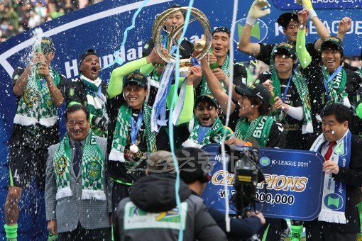 4일 오후 전주월드컵경기장에서 열린 프로축구 2011K-리그 챔피언십 전북현대와 울산현대의 2차전 경기에서 전북이 2-1로 승리를 거두며 챔피언에 올랐다. 전북 선수들이 세레모니를 펼치고 있다.
전주ㅣ박화용 기자 inphoto@donga.com 트위터 @seven7sola