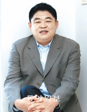 선두를 질주하고 있는 프로농구 동부의 강동희 감독이 5일 동아일보와 채널A의 공동인터뷰에 응하기 위해 서울 종로구 세종로 동아미디어센터를 찾았다. 그는 부상 선수만없다면 지난해 KT가 세운 한 시즌 최다승(41승) 경신에 욕심을 내보겠다는 속내를 드러냈다. 변영욱 기자 cut@donga.com