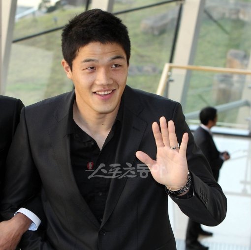 6일 서울 홍은동 그랜드힐튼호텔에서 열린 '2011 현대오일뱅크 K리그 대상 시상식' 참석을 위해 전북현대 조성환고 수원삼성 김영광이 팔짱을 끼고 시상식장으로 향하고 있다. 김종원기자 won@donga.com 트위터 @beanjjun