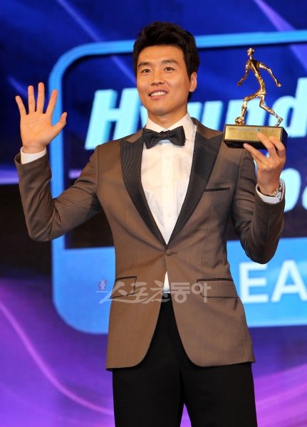 6일 서울 홍은동 그랜드힐튼호텔에서 열린 '2011 현대오일뱅크 K리그 대상 시상식' 에서 최우수선수상을 수상한 전북현대 이동국 선수가 기념촬영을 하고 있다. 김종원기자 won@donga.com 트위터 @beanjjun