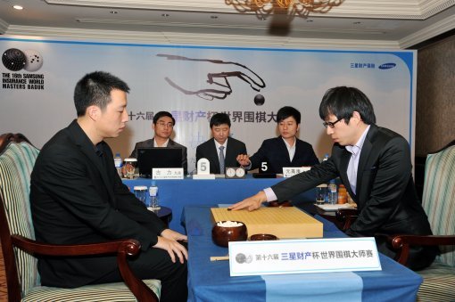 7일 중국 상하이에서 개최된 삼성화재배 월드바둑마스터스 결승3국에서 원성진 9단(오른쪽)이 첫 수를 두는 모습을 구리 9단이 바라보고 있다.사진제공|한국기원