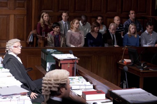 살해 혐의로 기소된 한 남자와 그 재판의 배심원으로 선임된 12명의 이야기를 섬세하게 그린 영국 드라마 ‘위험한 판결’. 사진제공｜채널A