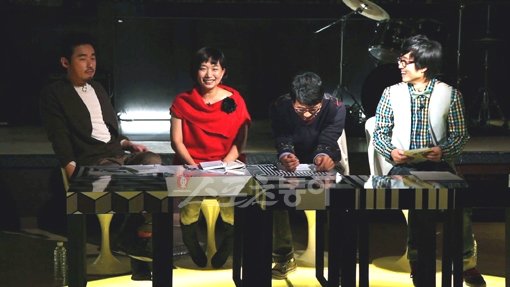 ‘영화, 우리보다 더 재미있게 말할 사람 있을까요.’ 영화 전문 토크 배틀을 표방한 채널A의 ‘무비홀릭’ 진행자들. 왼쪽부터 영화평론가 허지웅, 장유정 감독, 팝칼럼니스트 김태훈, 장항준 감독. 사진제공|채널A