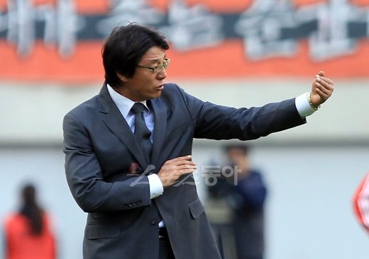 2012시즌을 대비하는 K리그 감독들이 선수 보강을 위해 대어급 외국인 선수 찾기에 혈안이 되어 있다. 2013년 승강제 시행을 앞두고 2부리그 강등을 피하기 위해선 선수 보강이 절실하다. 포항 황선홍 감독은 외국인선수를 찾아 동유럽으로 날아갔다. 스포츠동아DB