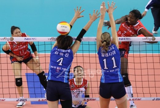 인삼공사의 특급용병 몬타뇨(오른쪽)가 7일 화성 실내체육관에서 열린 기업은행과 경기에서 김희진, 알레시아의 블로킹 벽을 뚫는 강력한 스파이크를 내리 꽂고 있다. 화성|임진환 기자 photolim@donga.com 트위터@binyfafa