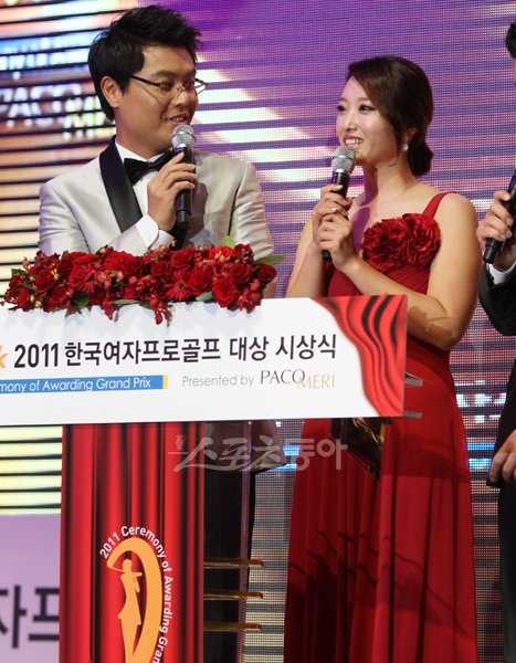 여자 프로골퍼 홍란(오른쪽)이 6일 열린 KLPGA 대상 시상식에서 사회자로 깜짝 변신했다. 국경원 기자 onecut@donga.com 트위터 @k1isonecut