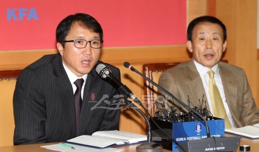 대한축구협회 황보관 기술위원장(왼쪽)과 김진국 전무가 8일 오전 서울 종로구 신문로 축구회관에서 조광래 대표팀 감독 경질 공식 발표를 하고 있다. 국경원 기자 onecut@donga.com 트위터@ k1isonecut