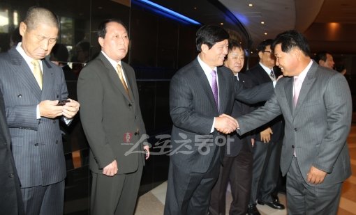 김성근 전 SK 감독과 이만수 현 SK 감독이 2011 일구대상 시상식에서 어색하게 조우했다. 김 감독은 이 감독이 다가오자 짐짓
휴대폰을 들여다보며 문자를 확인했고, 손을 맞잡은 후에는 짧게 이 감독을 응시했지만 이내 시선을 피했다. 이 감독 역시 깊이
고개 숙여 인사를 건네기만 했다. 국경원 기자 onecut@donga.com 트위터 @k1isoncut