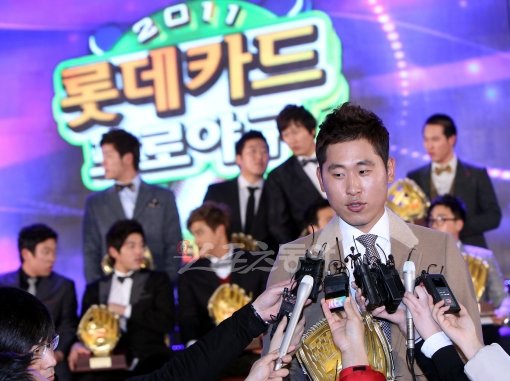 생애 첫 골든글러브를 수상한 윤석민은 “프로입단 이후 7년간 아버지의 휴대전화 바탕화면에는 ‘골든글러브’라는 글자가 있었다”며 부친의 소망을 이룬데 감격했다. 국경원 기자 onecut@donga.com 트위터@ k1isonecut