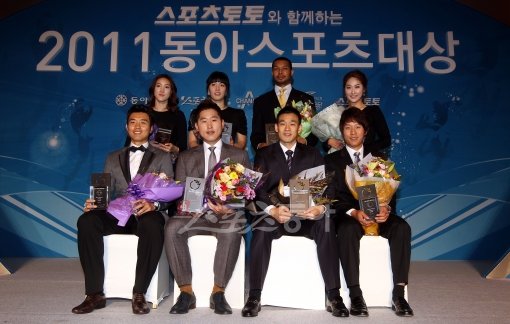 12일 오전 서울 소공동 롯데호텔에서 진행된 2011 동아 스포츠 대상 시상식에서 각 부문별 수상자들이 포토타임을 갖고 있다. (김정은-여자프로농구, 김사니-여자프로배구,문태종-남자프로농구,김하늘-여자프로골프,김경태-남자프로골프,여오현-남자프로배구,윤석민-프로야구,이동국-프로축구 이상 뒷줄 왼쪽부터 시계방향) 박화용 기자 inphoto@donga.com 트위터 @seven7sola