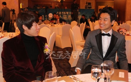 이동국(오른쪽)이 시상자로 나선 ‘절친’ 김은중과 얘기하며 환하게 웃고 있다. 김종원 기자 won@donga.com 트위터@beanjjun