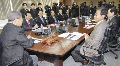 KBO 구본능 총재(왼쪽)가 13일 서울 도곡동 야구회관에서 열린 2011년 제7차 이사회에 앞서 인사말을 하고 있다. 박찬호의
한화 입단 길을 열어준 이번 이사회에서 구 총재는 신임 사무총장으로 양해영 사무차장을 선임했다.임진환 기자
photolim@donga.com 트위터 @binyfafa