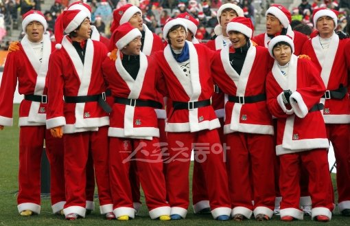 홍명보장학재단이 주최하는 자선 축구경기가 올해는 실내 풋살 형식으로 벌어진다. 사진은 작년 자선축구에서 선수들이 캐럴 부르기 세계 기네스 기록에 도전하는 모습. 스포츠동아DB