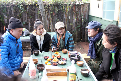 연기력도 좋지만 특히 중저음 보이스가 매력적인 배우 오광록이 허영만 화백에게 특유의 중후한 목소리로 자신이 지은 시를 낭송해주고 있다.