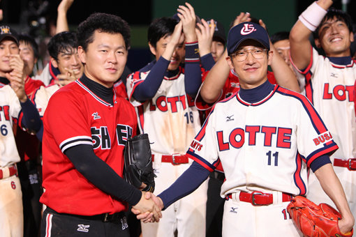 최동원과 선동렬의 마지막 라이벌전을 그린 영화 ‘퍼펙트게임’의 스틸컷. 선동렬 역을 맡은 양동근(사진 왼쪽)과 최동원 역을 맡은 조승우가 유니폼을 입고 악수를 하고 있다. 사진제공=레몬트리