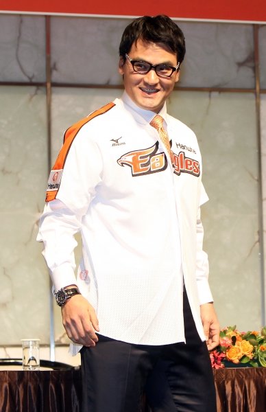 한화 이글스와 1년 2,400만원 최저연봉으로 계약한 박찬호가 20일 서울 프라자호텔에서 입단환영행사 및 기자회견에서 한화유니폼을 입은 후 밝게 웃고 있다. 김종원기자 won@donga.com 트위터 @beanjjun