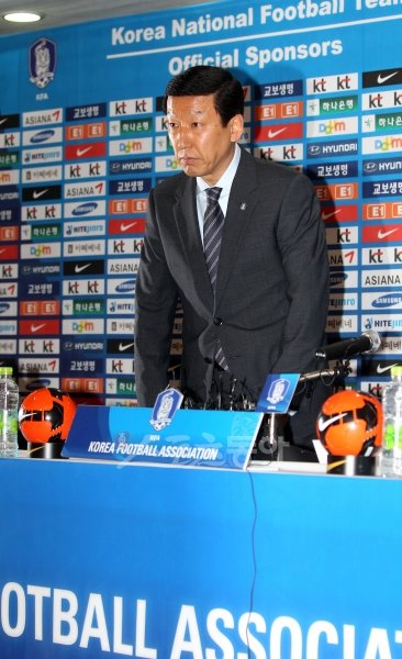 최강희 신임 감독이 22일 축구회관에서 열린 기자회견에 앞서 포즈를 취하고 있다. 국경원 기자 onecut@donga.com 트위터 @k1isonecut