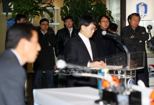 깜짝발언에 폭탄맞은 축구협회 대한축구협회 관계자들이 최강희 신임 감독의 취임 기자회견을 경청하고 있다. 국경원 기자 onecut@donga.com 트위터 k1isonecut