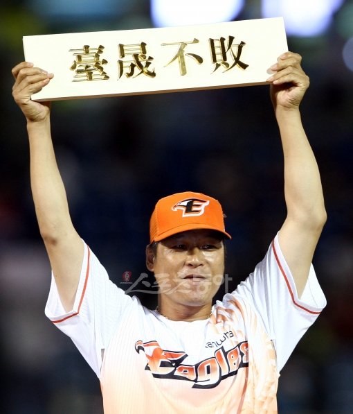 늘 이름 뒤에 ‘불패’라는 단어가 붙었던 투수. 한국 야구의 ‘레전드 소방수’ 구대성이 호주 프로야구 시드니 블루삭스의 수호신으로
 부활했다. 지난 시즌 호주 리그 구원왕에 올랐고, 21일에는 호주 올스타전 역대 1호 세이브를 기록하면서 또 한 번 ‘불패’ 
신화를 만들고 있다. 스포츠동아DB