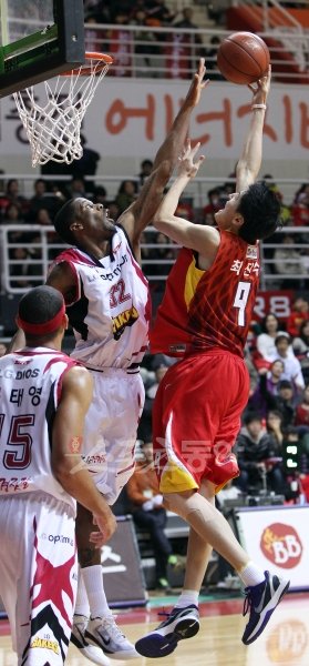 고양 오리온스 최진수(9번)가 고양실내체육관에서 열린 2011∼2012 프로농구 창원 LG와의 홈경기에서 LG 헤인즈(32번)의 수비를 피해 골밑슛을 시도하고 있다. 고양|임진환 기자 photolim@donga.com 트위터 @binyfafa