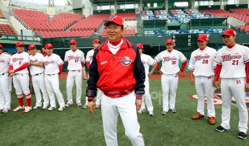 KIA 선동열 신임 감독은 내년 1월 전지훈련을 앞두고 선수들에게 체지방률 관리를 주문했다. ‘머니볼’과 비교되는 이른바 ‘근육볼’이 탄생할 조짐이다. 선 감독의 팀 체질개선은 어떤 결과를 낳을까. 스포츠동아DB