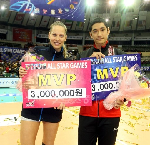 V리그 올스타전 남녀 MVP로 선정된 김요한(오른쪽)과 알레시아가 포즈를 취하고 있다. 수원ㅣ박화용 기자 inphoto@donga.com 트위터 @seven7sola