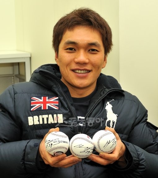 두산 뿐만 아니라 타팀 팬들로부터 수많은 질문 공세를 받은 이종욱은 자신의 야구 인생에서 평생 잊지 못할 은인으로 김경문 전 
감독(현 NC 다이노스)을 꼽았다. 이종욱이 자신이 직접 뽑은 세 명의 질문자에게 전할 사인볼을 들고 포즈를 취하고 있다.사진제공
 ｜ 두산 베어스